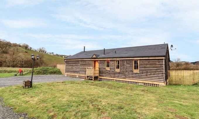 Llanbrynmair Cabin | Alpaca-6 berth, dog friendly cabin with hot tub