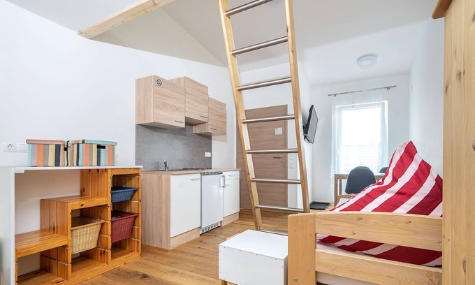 Memmingen Apartment | Alpen-hostel - Apartment Mittagsonne - Buxacher Straße 23 mit Motoradvermietung