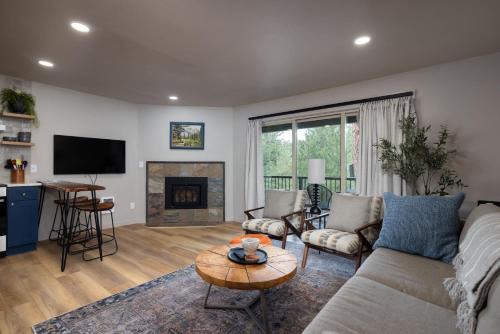 Century West House | Alpenglow Haus- Stay for 4