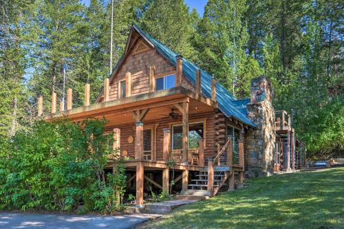 Alpine House | Alpine Adventures Cozy Log Cabin with Deck and Views!