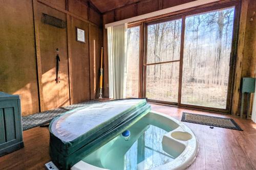 Lake Harmony House | Alpine Allure by AvantStay Indoor Hot Tub Game Loft Enclosed Deck