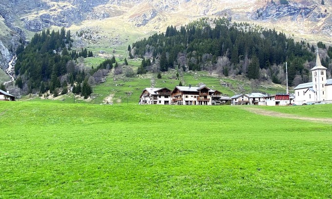 Champagny-en-Vanoise Ski Chalet | Alpine Chalet with Spa and pets