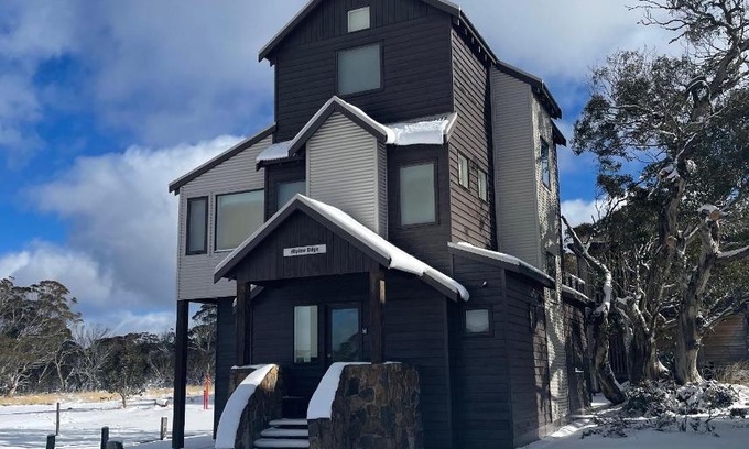 Dinner Plain Ski Chalet | Alpine Edge