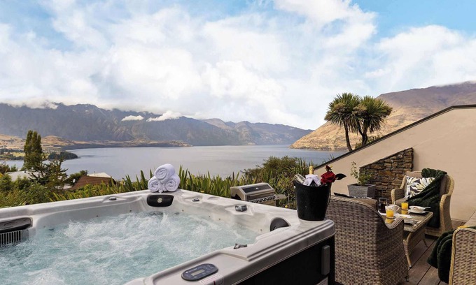 Fernhill House | ALPINE GOLD LUXURY SPA LAKE VIEW VILLA
