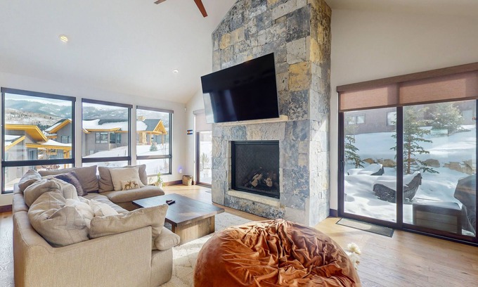 Silverthorne House | Alpine house is 2550 Sqf, 4 Bedrooms + 3.5 Bathrooms + Large Bullfrog Hot Tub