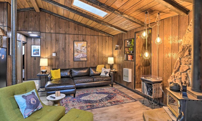 Alpine Lake Cabin | Alpine Lake Resort Cabin: Deck & Lake Access!