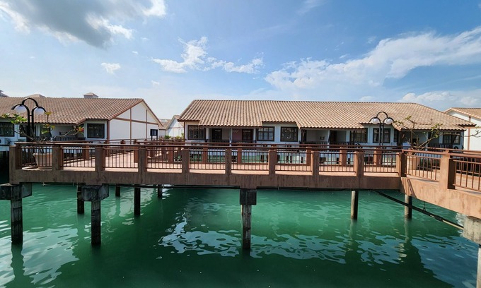 Batu Dua Ski Chalet | Alpine LXPD Full Seaview Water Chalet