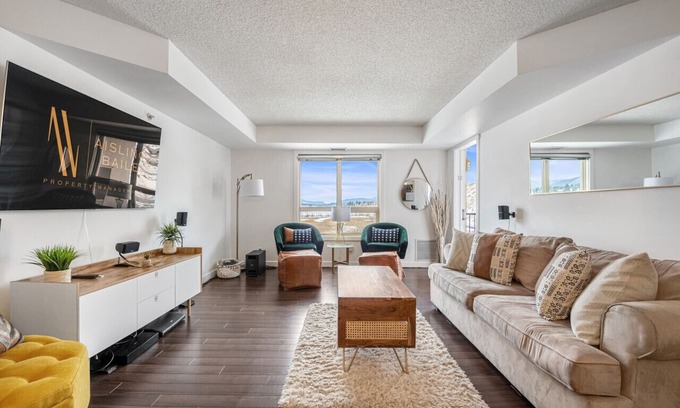 East Kootenay Condo | ⭐Alpine Pointe⭐| Lakeview | Pool | Hot Tub | Gym