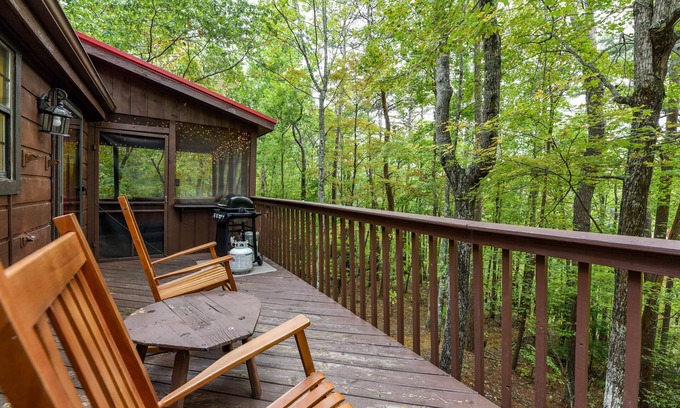 Gatlinburg - Pigeon Forge Cabin | "Alpine Retreat" Private Chalet in Pigeon Forge w/ Hot Tub & Pool Table