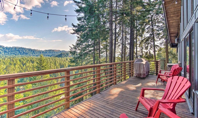 Cle Elum Cabin | Alpine Retreat w/Hot Tub & Mountain Views!