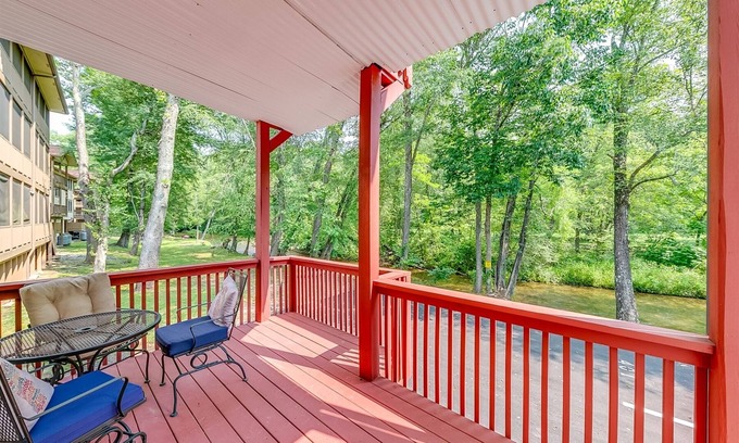 Helen House | Alpine River Suites #401 - Cozy Riverfront Condo w/Overlooking River in Downtown