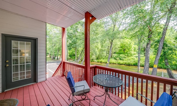 Helen House | Alpine River Suites #402 - Cozy Riverfront Condo Overlooking River Near Downtown