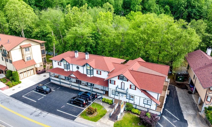 Helen House | Alpine River Suites #502 - Cozy Riverfront Condo w/Overlooking River in Downtown