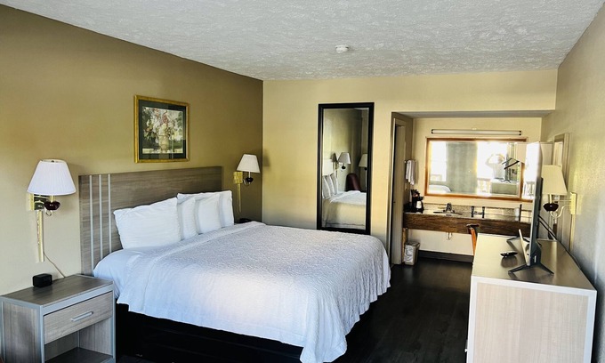 Helen Hotel | Alpine Valley Inn