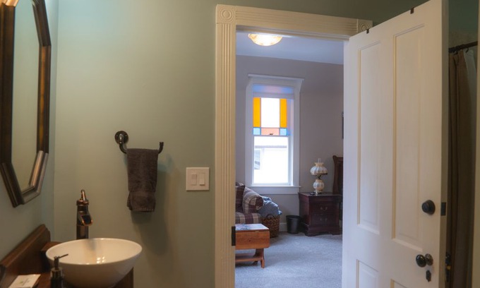 Ouray Hotel | AlpLily Inn: The Amphitheater Suite