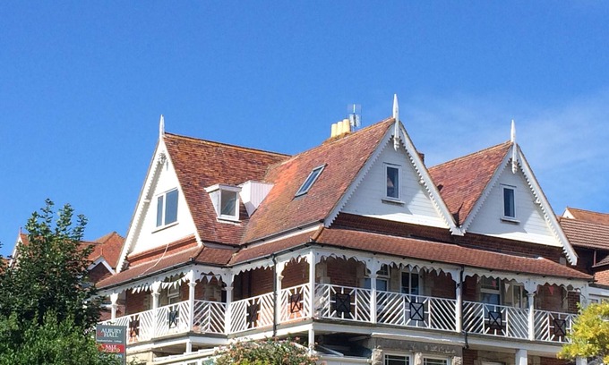 Swanage Apartment | Alrose Villa, wrap around balcony sea/hill views, minutes walk from beach/town.