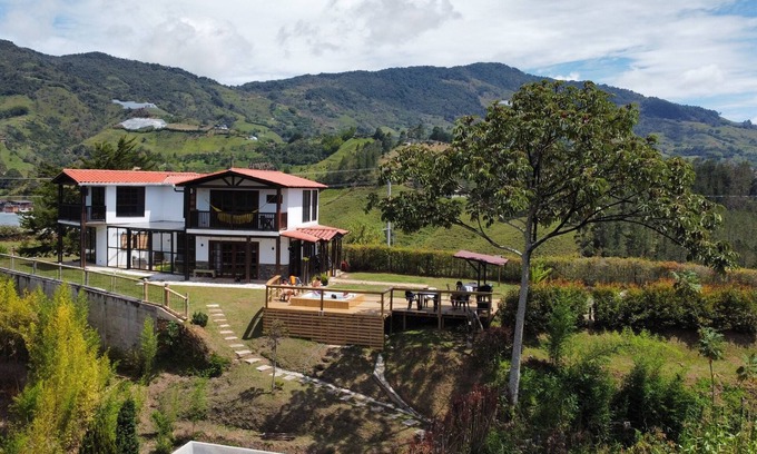 El Penol Cabin | Altavista house: Spacious 5-bedroom with Lakeview, Jacuzzi & WiFi in Guatape
