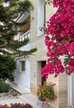 Politiko Apartment | AltaVita - Serviced upper house with heraldic features
