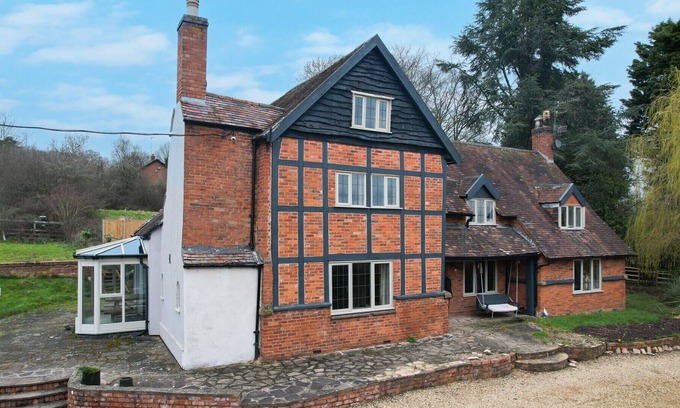 Cleedownton Apartment | ALTIDO Charming 5-bed farmhouse with terrace and parking