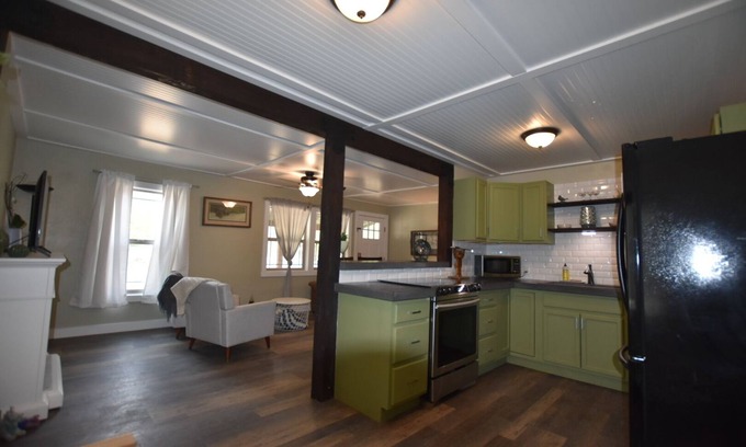 La Pine Cabin | Altitude Adjustment - A cozy two bedroom cabin