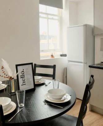 Battersea Apartment | Amanah Properties - Stylish Retreat for Friends & Families Zone 1 Sleeps 5