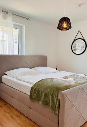 Elgersweier Apartment | AMAO Pearl - Rollstuhlgerechte Suite - 94 qm - Balkon & Tiefgarage - Aufzug - Nähe Messe - bis 10 Pers 2Whg