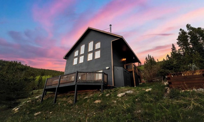 Saint Mary's Cabin | Amazing 10,000-Ft Views Vacation Retreat w/Hot Tub & PS5 Fun