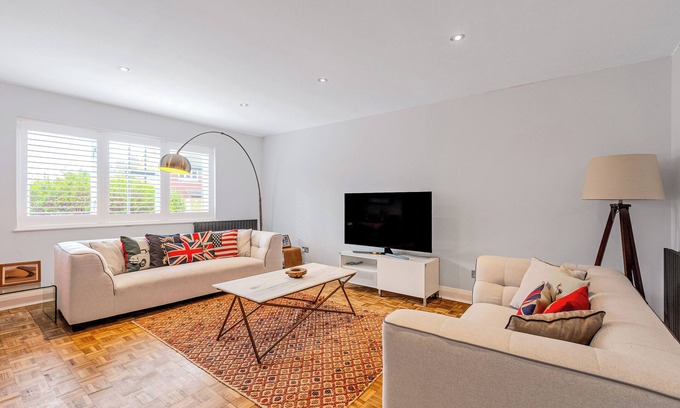 Syon Apartment | Amazing 2 BR ground floor apt, Brentford