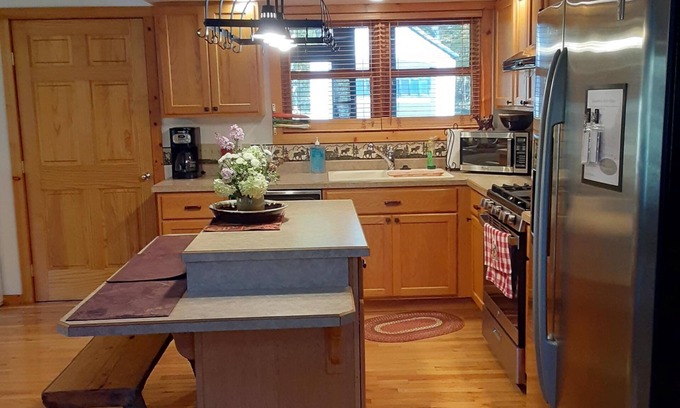 Alpine Lake Cabin | Amazing 3 bedroom cabin with a screened in back porch!