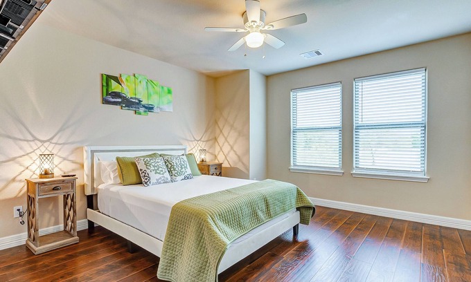 Central Southwest House | Amazing 3-bedroom townhome with AC in Houston