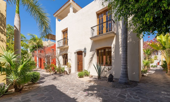 Nopolo House | Amazing 3 Bedrooms & 3 bathrooms home in Founders area.