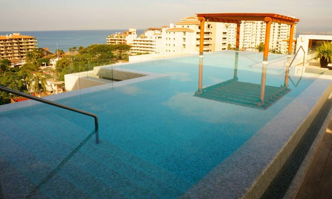 Romantic Zone Condo | AMAZING 5* 1BR 2BA 5min to Beach FAB rooftop pool & jacuzzi by restaurant row.