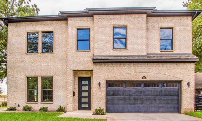 Peak's Suburban Addition House | Amazing 5-bedroom house with AC in vibrant Dallas