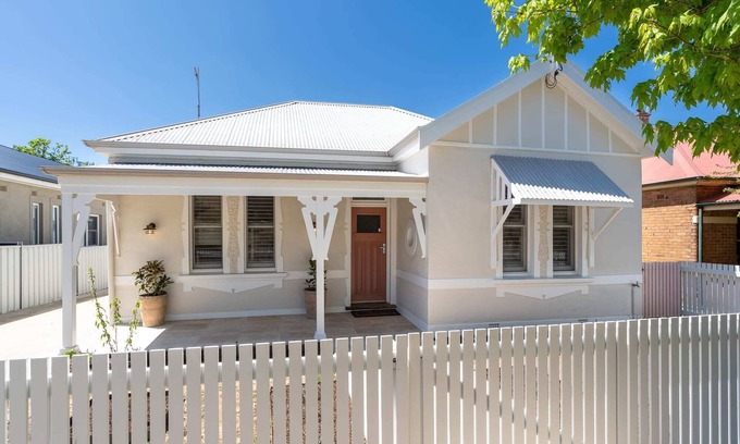 Orange House | Amazing Anson - Freshly Renovated 4 Bedroom Home