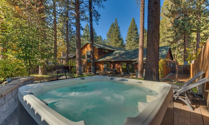 Skyland House | Amazing back yard for BBQing, private hot tub. Community Beach (ZC191)