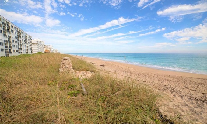 Hutchinson Island South Condo | Amazing Beachfront Condo