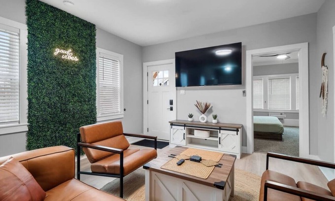 Detroit - Shoreway Apartment | Amazing Boho Oasis Apartment in Ohio City