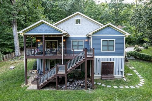 St. Elmo Improvement League House | Amazing Cabin with Stunning Forest Sights in Chattanooga, Tennessee