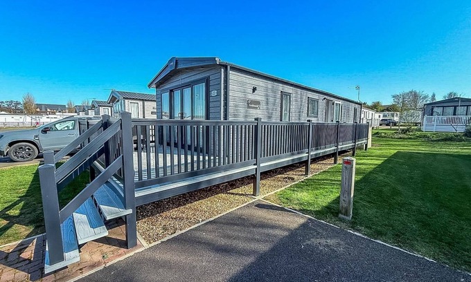 Hunstanton House | Amazing caravan with decking at Manor Park in Hunstanton ref 23010Ha