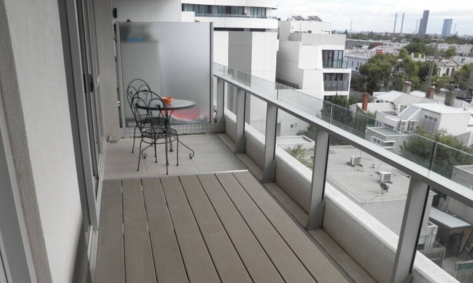 Port Melbourne Apartment | Amazing city views.