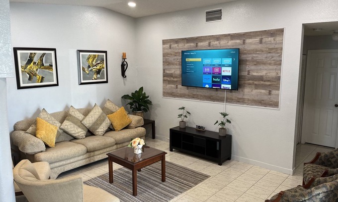 Ludlam House | Amazing & cozy Duplex near Zoo Miami