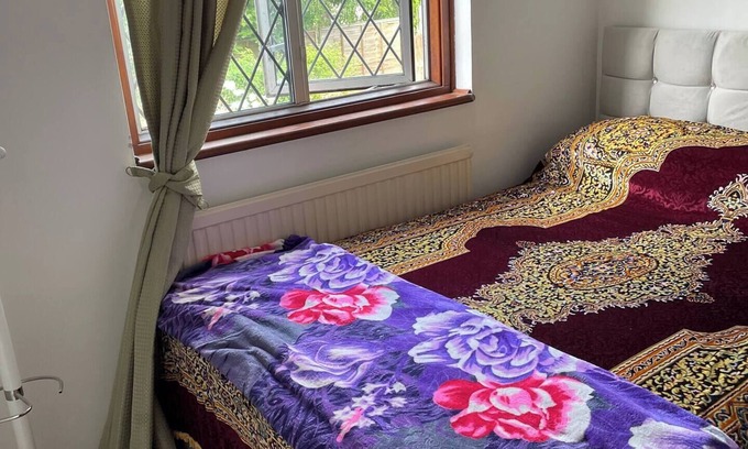 Brampton House | Amazing Double room & private bathroom-Bexley, London.