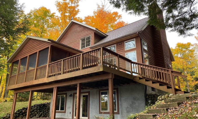 Hayward House | Amazing Fall Colors, Nature, Fireplaces, Screened Porch, Secluded!