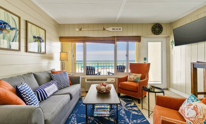Panama City Beach Condo | [Amazing gulf views, 1 BR+bunkroom, free beach chairs, walk to Pier Park]