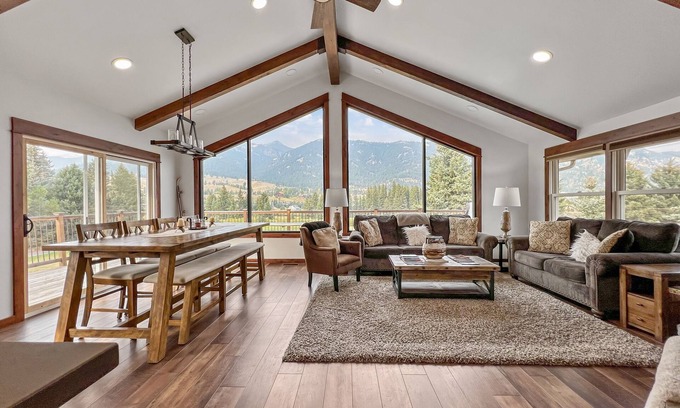 Big Sky House | Amazing Historic Montana House. Hot Tub, Large Deck, On Golf Course A+ Location