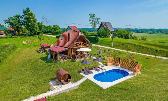 Karlovac House | Amazing home in Lipje with sauna