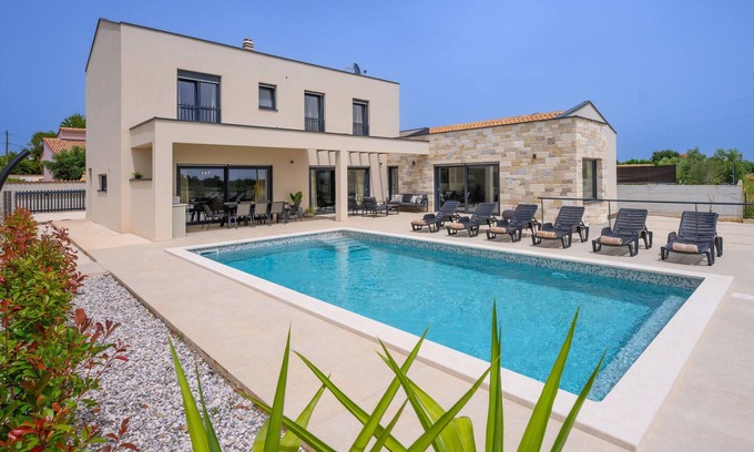 Loborika House | Amazing home in Loborika with WiFi