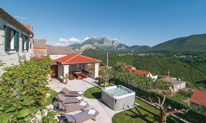 Omis House | Amazing home in Podgrade with kitchen