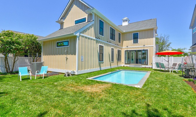 Country Club Estates House | Amazing home with private pool & huge screened patio - three blocks to the beach