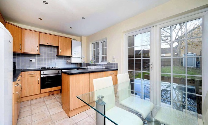Hillingdon House | Amazing House With Private Garden